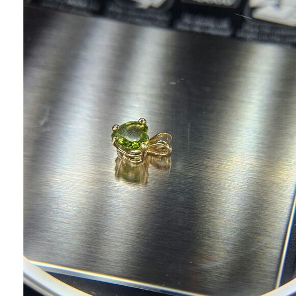 14k Yellow Gold Peridot Heart Pendant - Picture 5 of 17